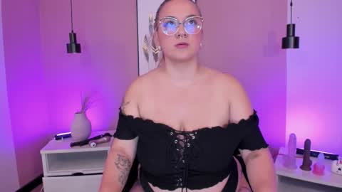 Snapshot of hollie_joliie chatting on 10-02-25, 08:10 Hollie online show from 10-02-25, 08:10