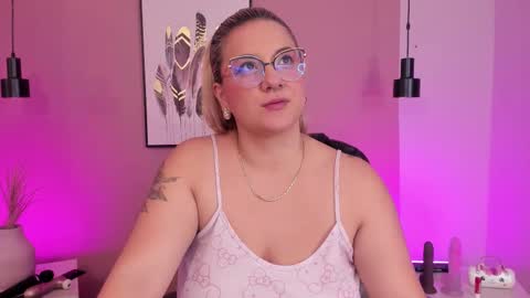 Snapshot of hollie_joliie chatting on 10-11-25, 10:14 Hollie online show from 10-11-25, 10:14