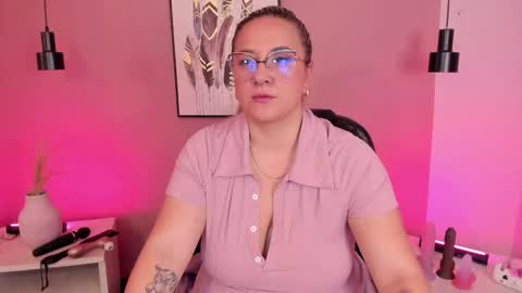Snapshot of hollie_joliie chatting on 10-18-25, 11:55 Hollie online show from 10-18-25, 11:55