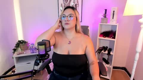 Hollie online show from 04-06-26, 12:06