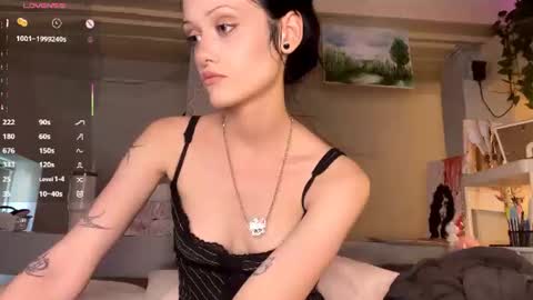 Snapshot of holliedavine chatting on 06-25-26, 03:38 Ava online show from 06-25-26, 03:38