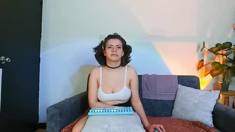 Holly and Honey online show from 11-13-25, 09:25