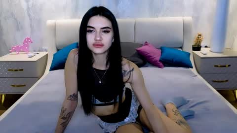 Snapshot of holly_beck chatting on 04-24-26, 08:17 Holly online show from 04-24-26, 08:17