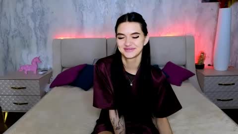 Snapshot of holly_beck chatting on 05-12-26, 12:41 Holly online show from 05-12-26, 12:41