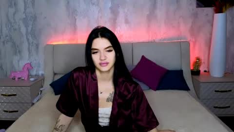 Snapshot of holly_beck chatting on 05-14-26, 01:01 Holly online show from 05-14-26, 01:01