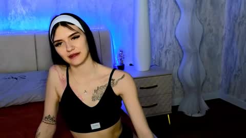 Snapshot of holly_beck chatting on 05-26-26, 12:34 Holly online show from 05-26-26, 12:34