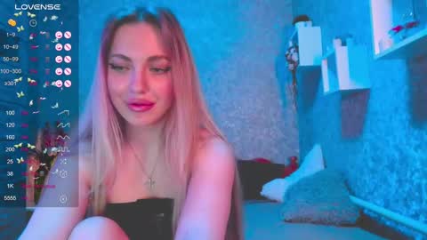 Snapshot of holly_molly8 chatting on 12-19-24, 10:00 holly_molly8 online show from 12-19-24, 10:00