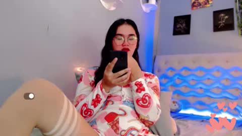 Snapshot of holly_sunshine69 chatting on 04-25-26, 08:50 Apple online show from 04-25-26, 08:50