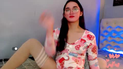 Snapshot of holly_sunshine69 chatting on 05-17-26, 02:20 Apple online show from 05-17-26, 02:20