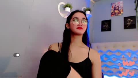 Snapshot of holly_sunshine69 chatting on 06-15-26, 04:25 Apple online show from 06-15-26, 04:25