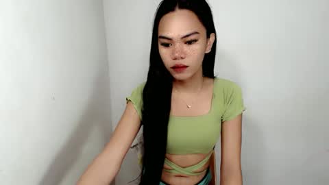 Snapshot of hollyhalo chatting on 10-23-25, 10:30 hollyhalo online show from 10-23-25, 10:30