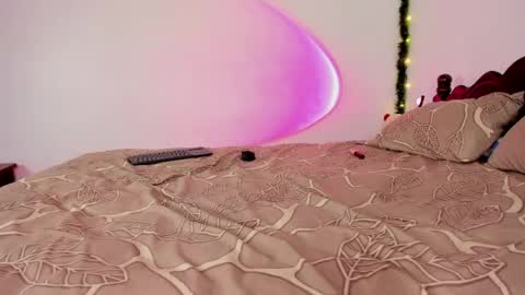 Snapshot of hollymollyxoxo chatting on 05-28-26, 03:53 Molly online show from 05-28-26, 03:53
