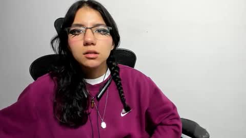 Snapshot of hollypeach_ chatting on 11-17-25, 07:52 hollypeach_ online show from 11-17-25, 07:52