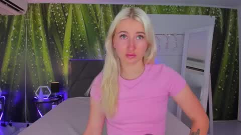 Snapshot of hollytaillor chatting on 09-19-25, 05:20 HollyTaillor online show from 09-19-25, 05:20