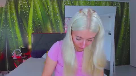 Snapshot of hollytaillor chatting on 09-29-25, 05:23 HollyTaillor online show from 09-29-25, 05:23