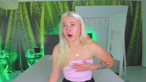 Snapshot of hollytaillor chatting on 10-01-25, 05:35 HollyTaillor online show from 10-01-25, 05:35