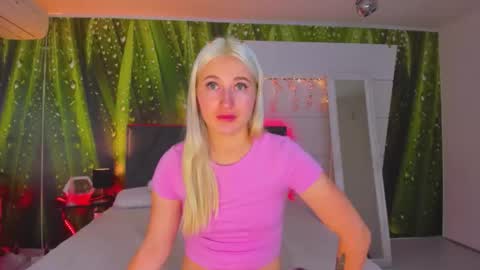 Snapshot of hollytaillor chatting on 10-13-25, 05:29 HollyTaillor online show from 10-13-25, 05:29
