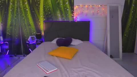 Snapshot of hollytaillor chatting on 10-16-25, 05:30 HollyTaillor online show from 10-16-25, 05:30