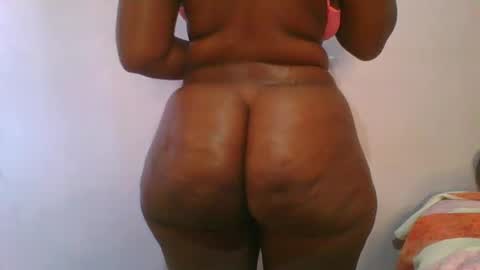 Snapshot of honey_beb chatting on 10-17-25, 05:43 honey_beb online show from 10-17-25, 05:43