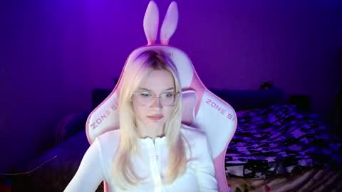 Snapshot of honey_bold chatting on 12-04-25, 10:13 honey_bold online show from 12-04-25, 10:13