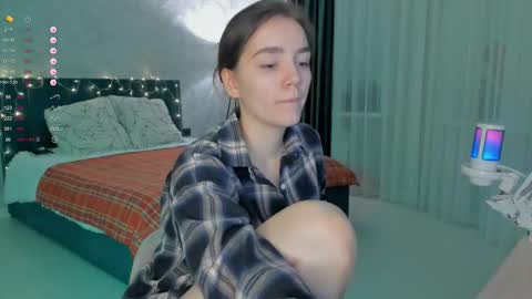 Snapshot of honey_chantal chatting on 10-12-25, 05:01 Chantal online show from 10-12-25, 05:01