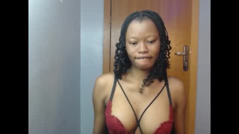 Snapshot of honey_juicydoll chatting on 10-20-25, 06:25 Sonia online show from 10-20-25, 06:25