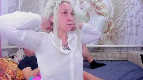 Snapshot of honey_rabbits chatting on 01-08-26, 11:45 CHRISTIE and HERALD online show from 01-08-26, 11:45