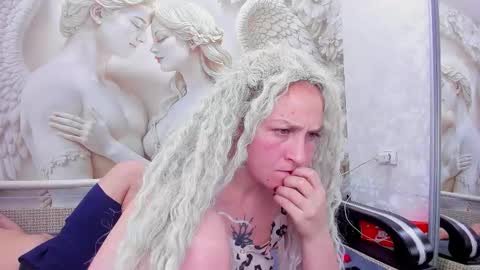 Snapshot of honey_rabbits chatting on 01-10-26, 11:56 CHRISTIE and HERALD online show from 01-10-26, 11:56