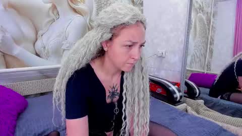 Snapshot of honey_rabbits chatting on 01-13-26, 11:26 CHRISTIE and HERALD online show from 01-13-26, 11:26