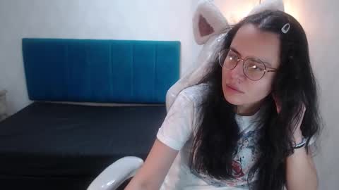Snapshot of honeybuu_ chatting on 01-14-26, 02:12 Emily online show from 01-14-26, 02:12