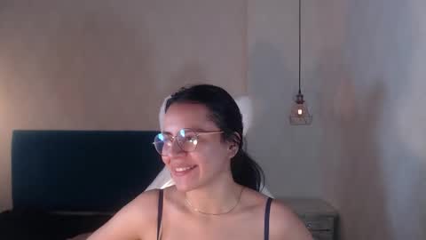 Snapshot of honeybuu_ chatting on 02-09-26, 02:48 Emily online show from 02-09-26, 02:48
