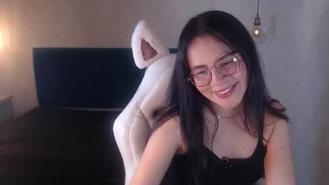Snapshot of honeybuu_ chatting on 02-10-26, 04:27 Emily online show from 02-10-26, 04:27