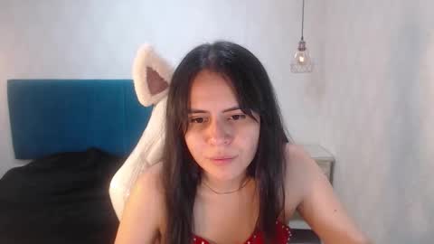 Snapshot of honeybuu_ chatting on 02-11-26, 04:01 Emily online show from 02-11-26, 04:01