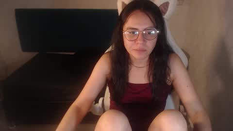 Snapshot of honeybuu_ chatting on 02-12-26, 04:24 Emily online show from 02-12-26, 04:24