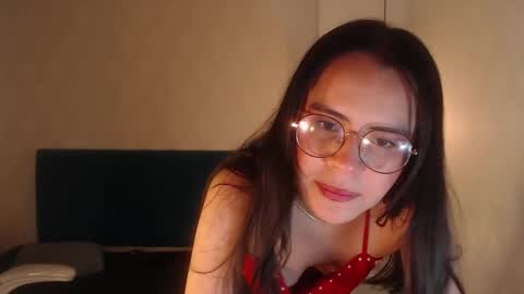 Snapshot of honeybuu_ chatting on 02-15-26, 04:53 Emily online show from 02-15-26, 04:53