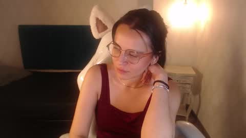 Snapshot of honeybuu_ chatting on 02-15-26, 07:54 Emily online show from 02-15-26, 07:54