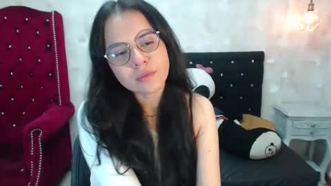 Snapshot of honeybuu_ chatting on 05-02-26, 02:55 Emily online show from 05-02-26, 02:55