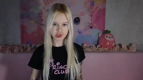 Snapshot of honeygold__ chatting on 02-17-26, 04:20 Lisa online show from 02-17-26, 04:20