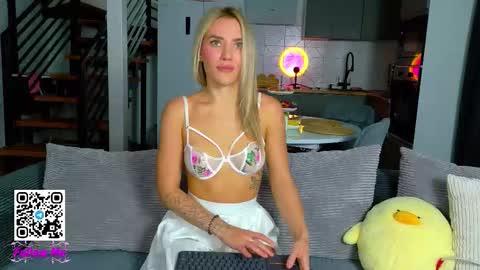 Snapshot of honeyjohansson_ chatting on 09-14-25, 03:00 Alina online show from 09-14-25, 03:00