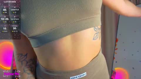 Snapshot of honeyjohansson_ chatting on 10-10-25, 03:00 Alina online show from 10-10-25, 03:00