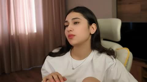 Snapshot of honeylanaa chatting on 05-21-26, 04:30 Lana online show from 05-21-26, 04:30