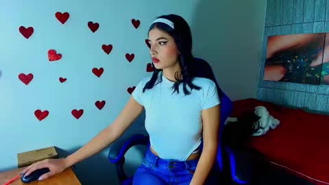 Snapshot of honeyluxe_ chatting on 02-15-26, 04:31 HONEY LUXE online show from 02-15-26, 04:31