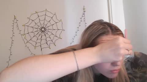 honeyveil online show from 11-19-25, 01:11