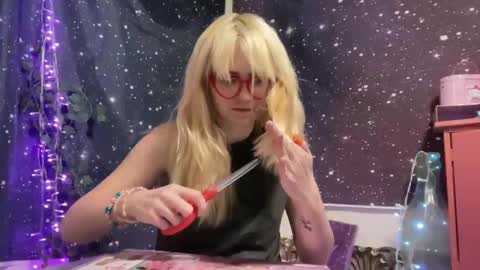 Snapshot of honeyxlimbed chatting on 01-08-25, 04:44 Emi Rose online show from 01-08-25, 04:44