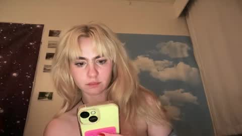 Snapshot of honeyxlimbed chatting on 02-13-25, 08:06 Emi Rose online show from 02-13-25, 08:06