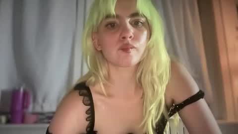 Snapshot of honeyxlimbed chatting on 10-07-25, 05:48 Emi Rose online show from 10-07-25, 05:48