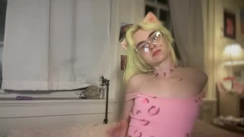 Snapshot of honeyxlimbed chatting on 10-27-25, 05:00 Emi Rose online show from 10-27-25, 05:00