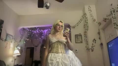 Snapshot of honeyxlimbed chatting on 11-18-25, 04:39 Emi Rose online show from 11-18-25, 04:39