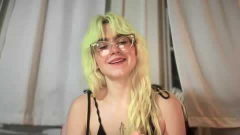 Snapshot of honeyxlimbed chatting on 11-20-25, 10:42 Emi Rose online show from 11-20-25, 10:42