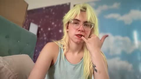 Snapshot of honeyxlimbed chatting on 11-24-25, 07:13 Emi Rose online show from 11-24-25, 07:13